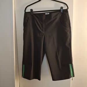 Izod Black and Green Women's Capris Pants